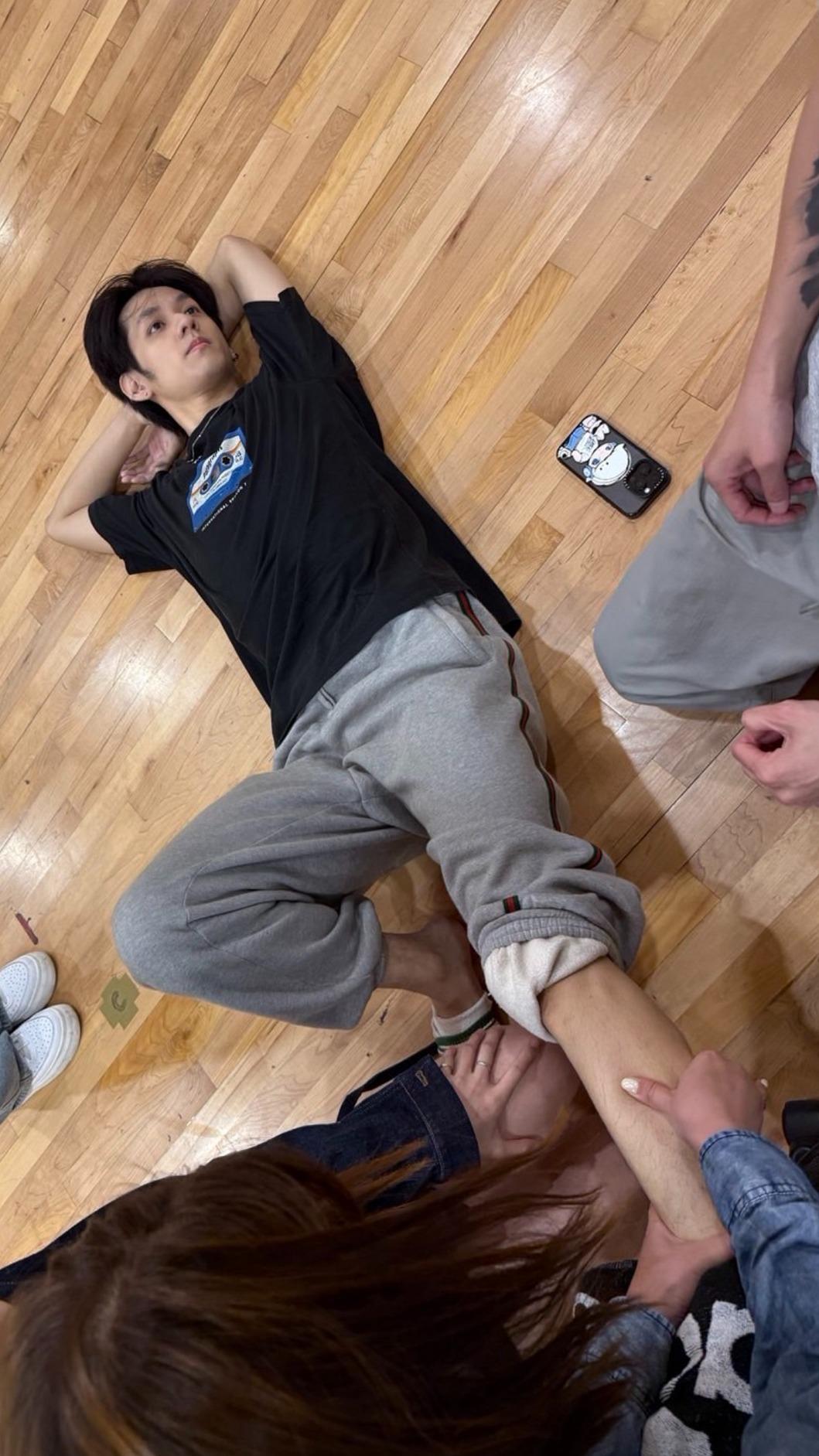 洪暐哲腳受傷非常難過。(圖/年代整合行銷提供)