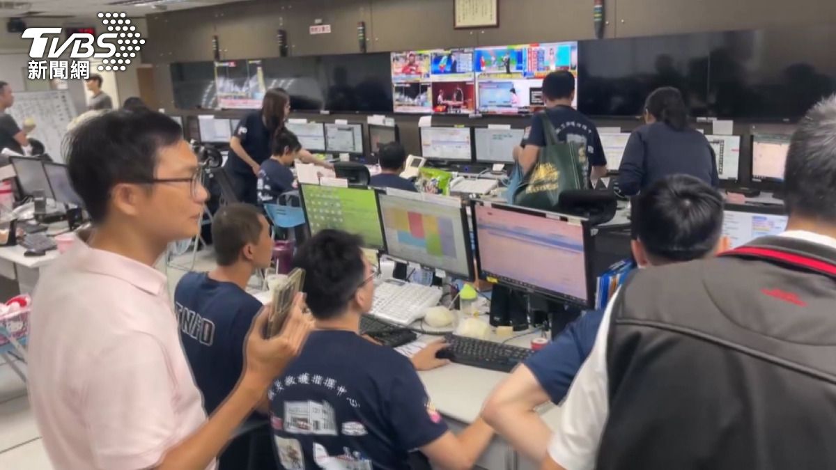 颱風夜救援驚險！消防車「差點被吹翻」　警消冒險摸黑救人。(圖／消防隊提供)