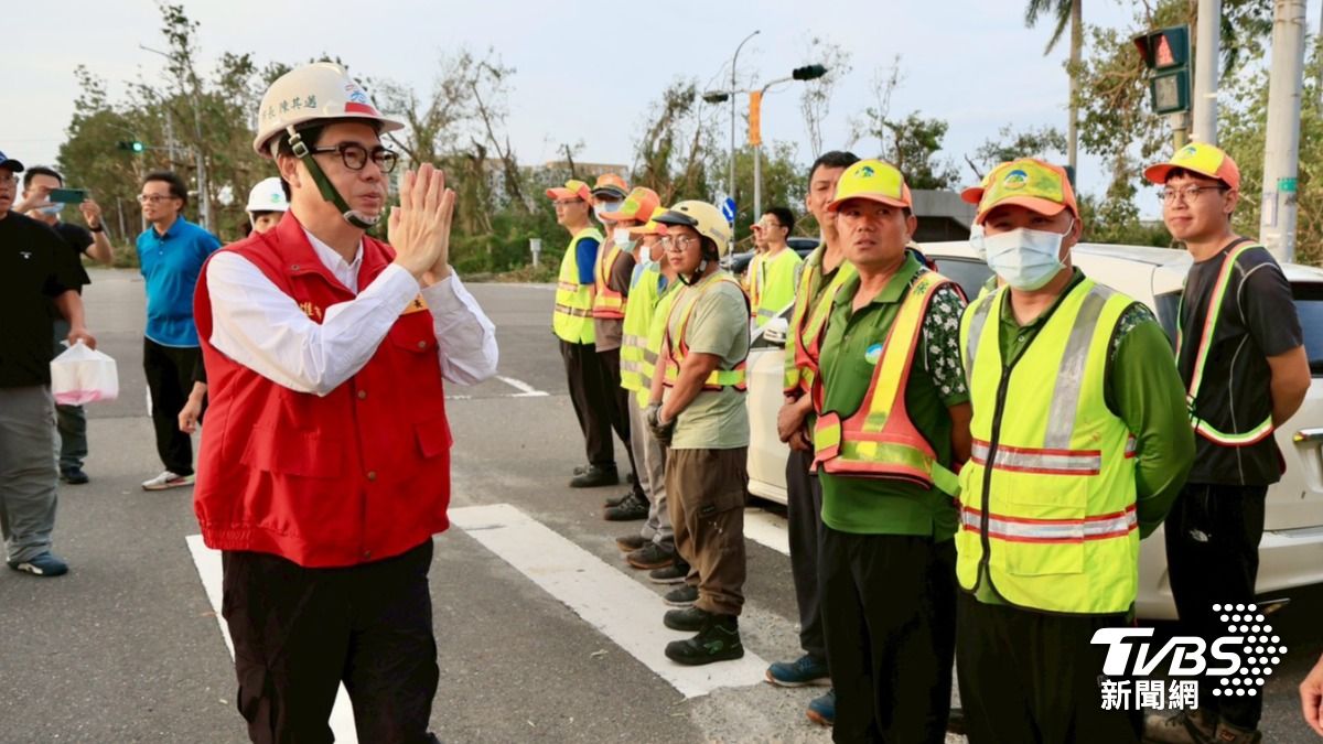 陳其邁親自為嘉義縣長翁章梁、嘉義市長黃敏惠加油打氣。（圖／TVBS）