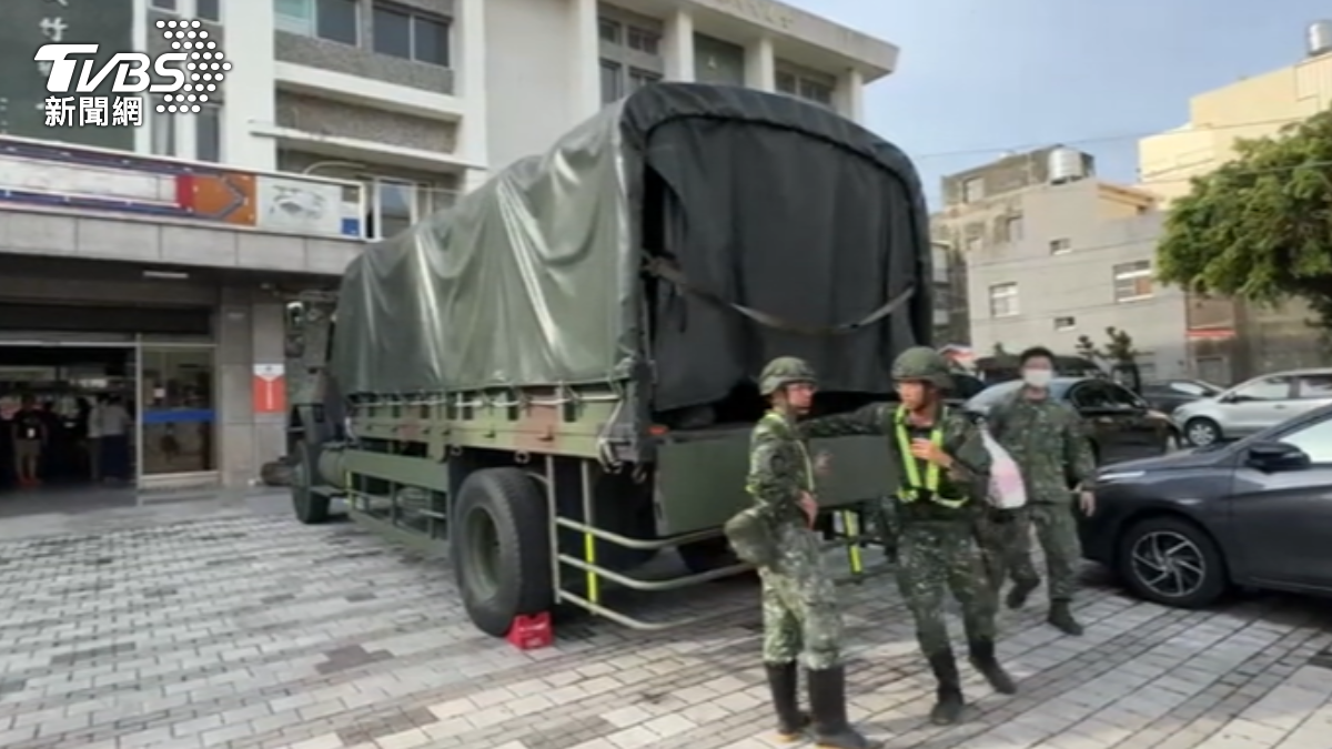 國軍投入救災。 (圖/TVBS)