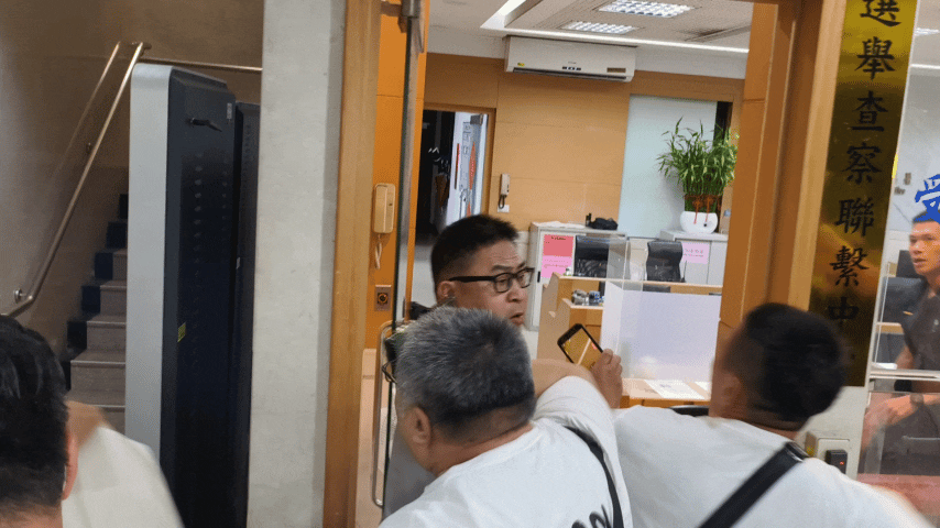 洪明全以20萬元交保,離開北檢時還因其酒醉友人不斷推擠記者引發騷動。(圖/陳冠宇攝)