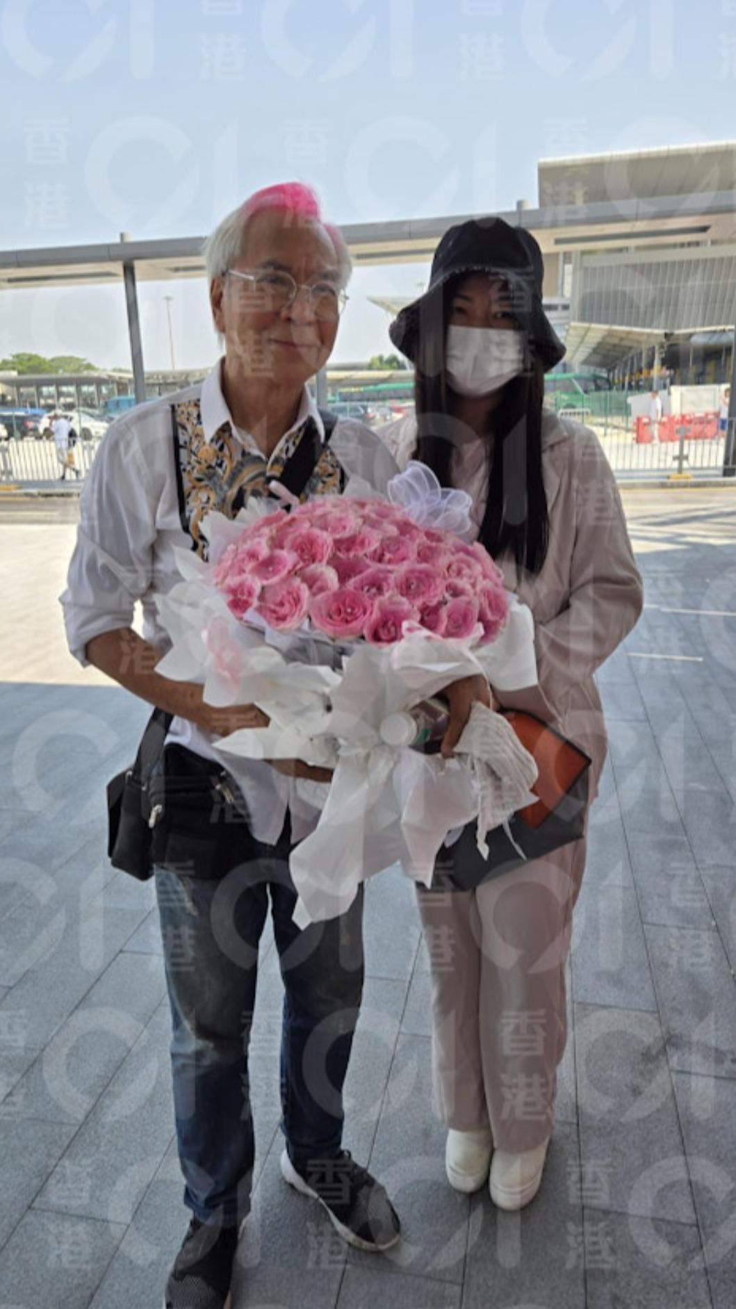 李龍基手握60支粉紅色玫瑰花。(圖/香港01)