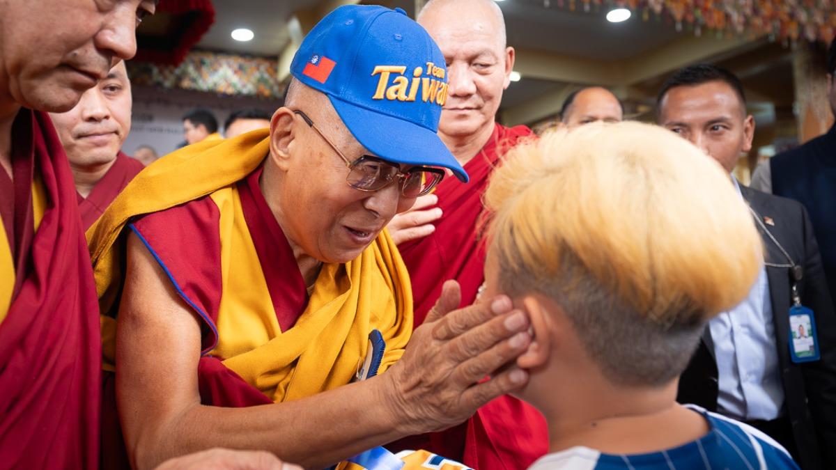 達賴喇嘛90歲大壽!驚見生日宴戴Team Taiwan棒球帽