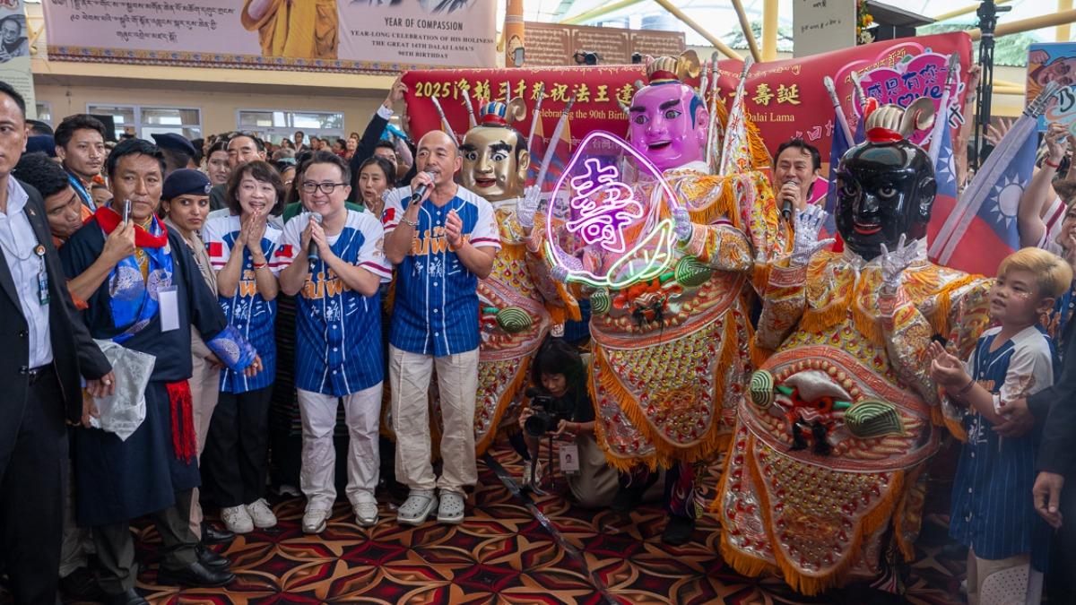 台灣的宗教團體赴印度祝賀達賴喇嘛。(圖/翻攝自རྒྱལ་བ་རིན་པོ་ཆེ།臉書)