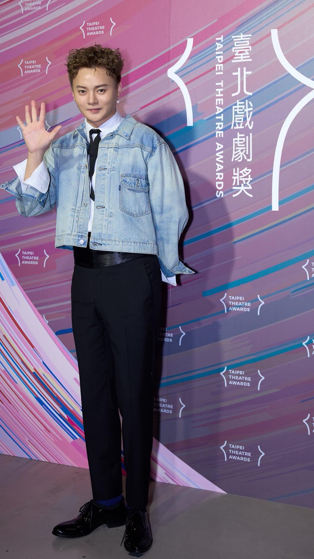 許富凱入行首度抱回戲劇相關獎項,讓他又驚又喜。(圖/翻攝自許富凱臉書)