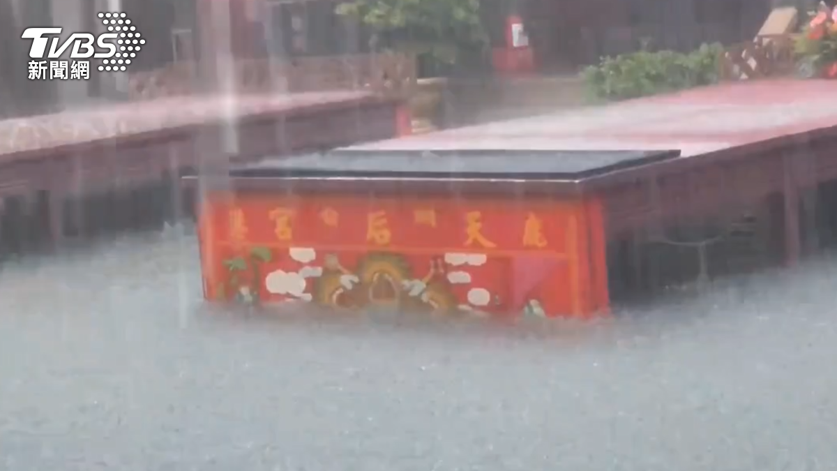 淹水高度很深。(圖/TVBS)