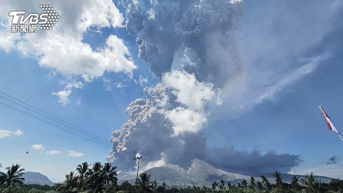 印尼勒沃托比火山7日發生大規模噴發,火山灰雲衝上1.9萬公尺高空。(圖/達志影像美聯社)