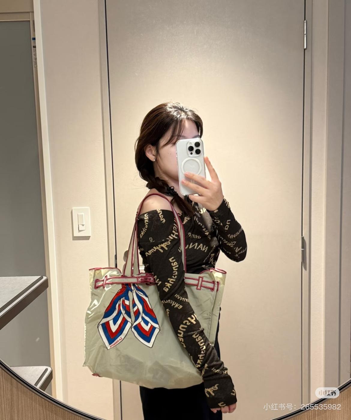 最大的特色在於，將原本金屬配件的部分，以布料和包邊細節來呈現。（圖／翻攝自小紅書）
