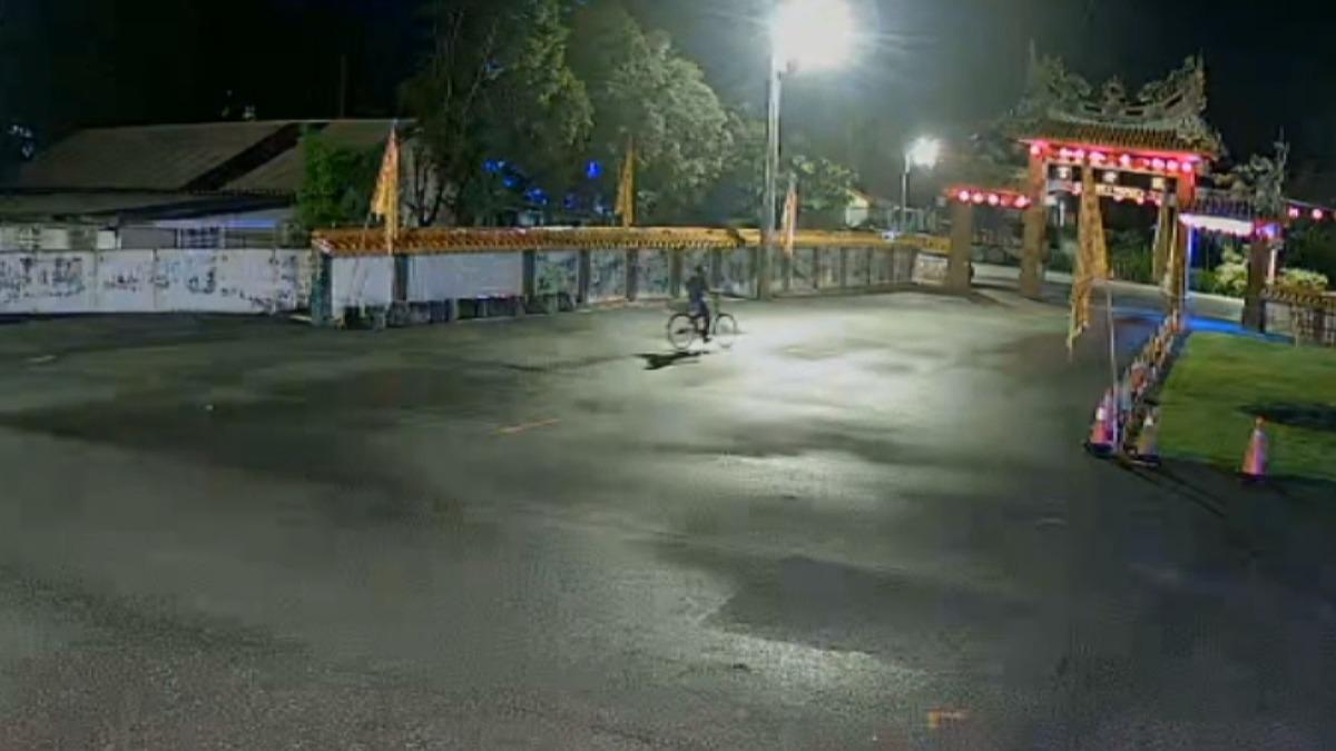 死者在颱風夜騎自行車出門,遭撞死亡。(圖/TVBS)