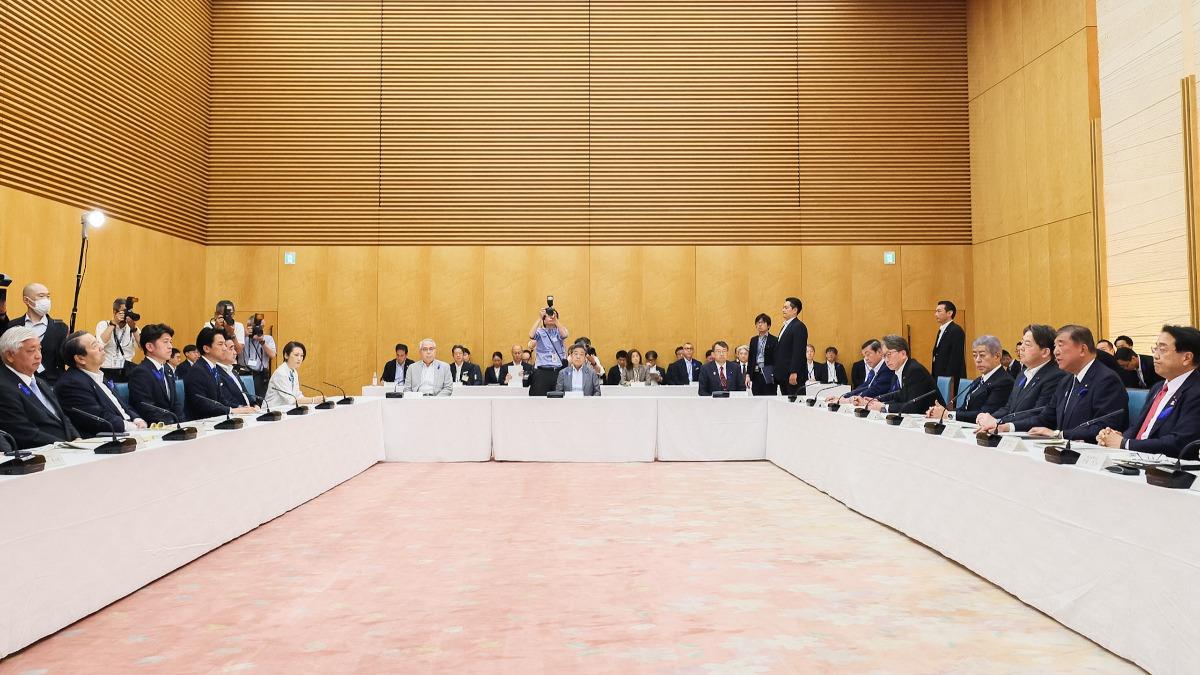 石破茂8日上午在首相官邸召開了政府應對美國關稅措施的綜合工作小組會議。(圖/翻攝自日本首相官邸)
