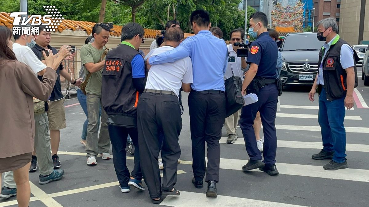 快訊/土城姊妹被當街砍死!父哭到癱軟:怎能一次帶走2個女兒