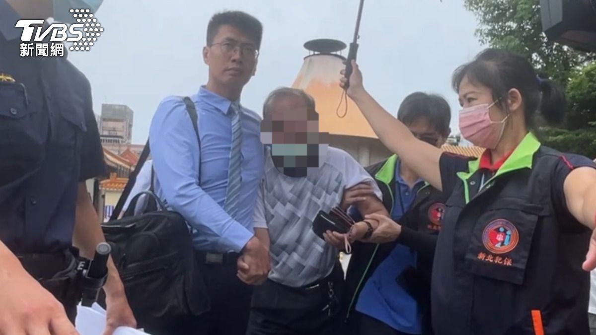 一夕之間痛失兩個女兒，相驗時死者父親哭到癱軟。（圖／TVBS）