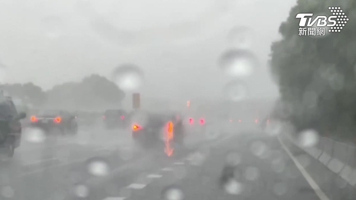 彰化紅色警戒！豪大雨降臨，台中下起雷雨。（圖／TVBS）