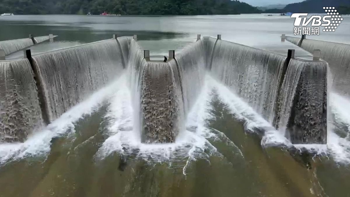 丹娜絲替水庫大進補！鯉魚潭水庫溢洪道溢流。（圖／TVBS）
