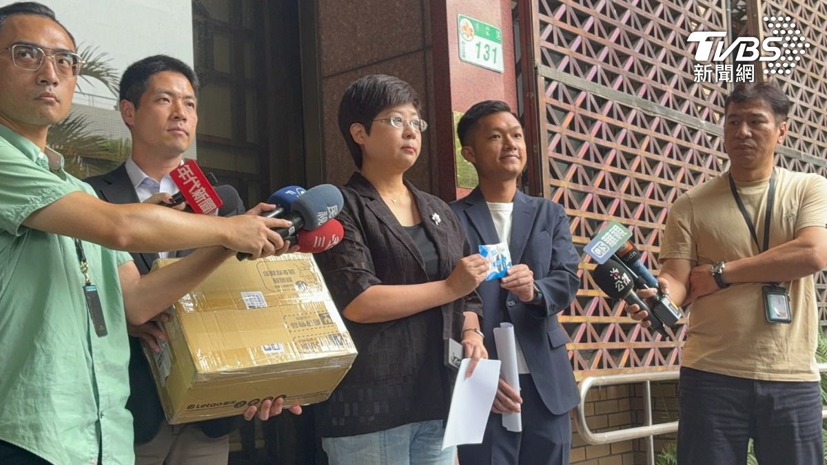 控鄭正鈐陸資介選 新竹雙罷今提交一箱「陸製濕紙巾」