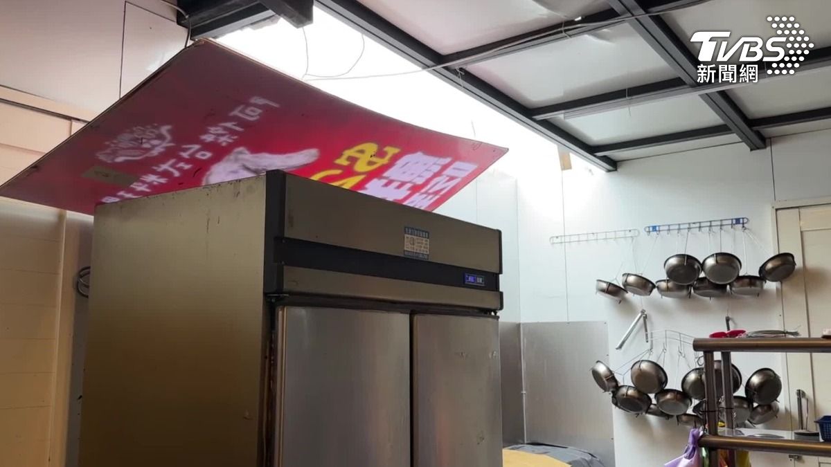 店家屋頂被強風吹掀。(圖/TVBS)