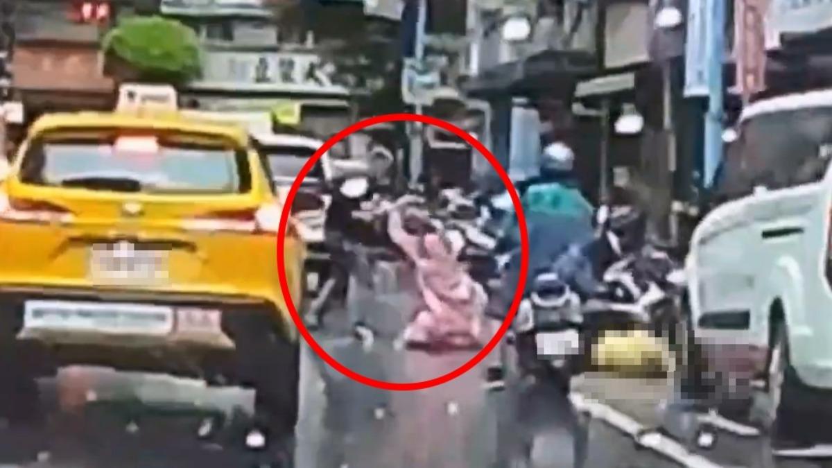 民眾行車紀錄器拍下謝嫌犯案過程。(圖/翻攝記者爆料網)