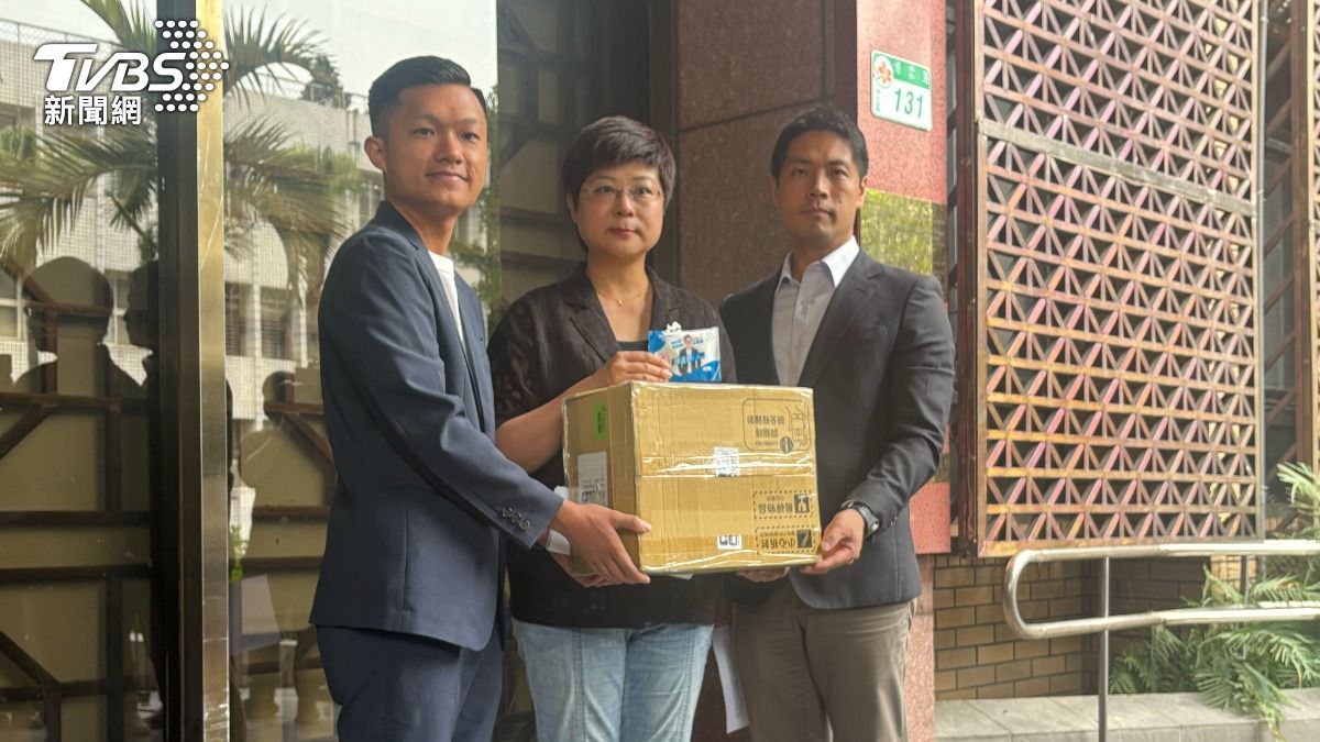 「新竹雙罷總部」發言人林志潔、領銜人戴振博、律師8日再赴台北地檢署補陳近日所搜集的「新事實、新證據」。(圖/潘千詩攝)
