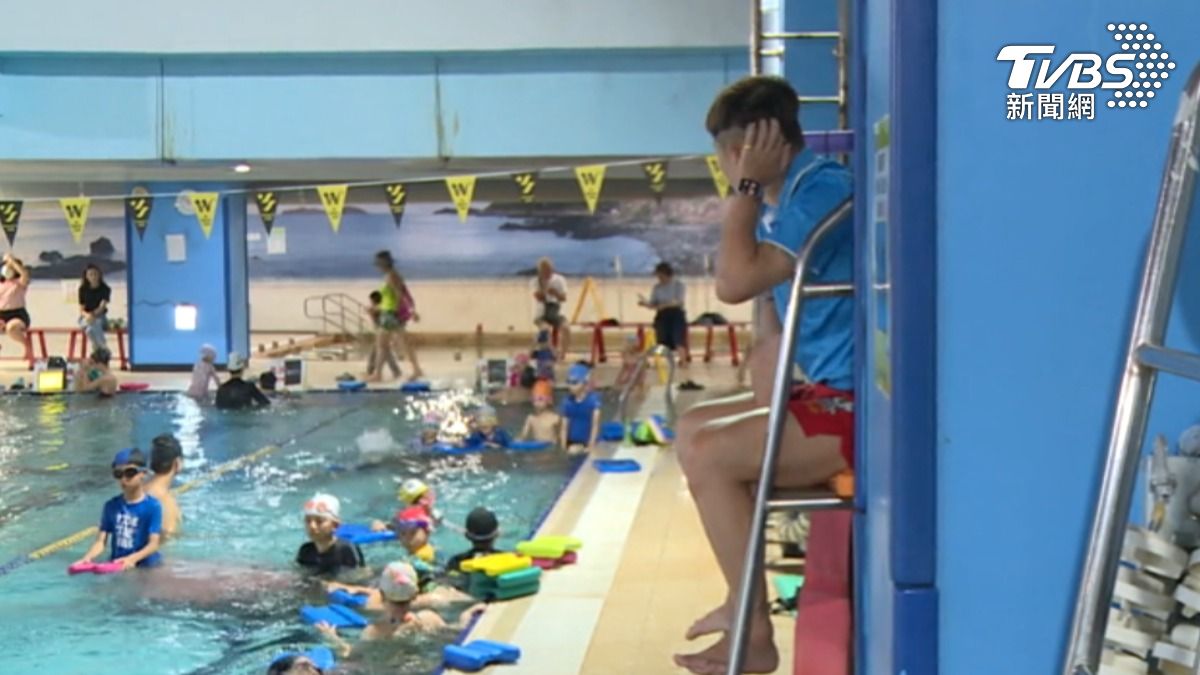 夏季是公立游泳場館的使用高峰期。民眾開心運動、戲水;和場邊專注盯場的救生員心境大不同。(圖/TVBS)