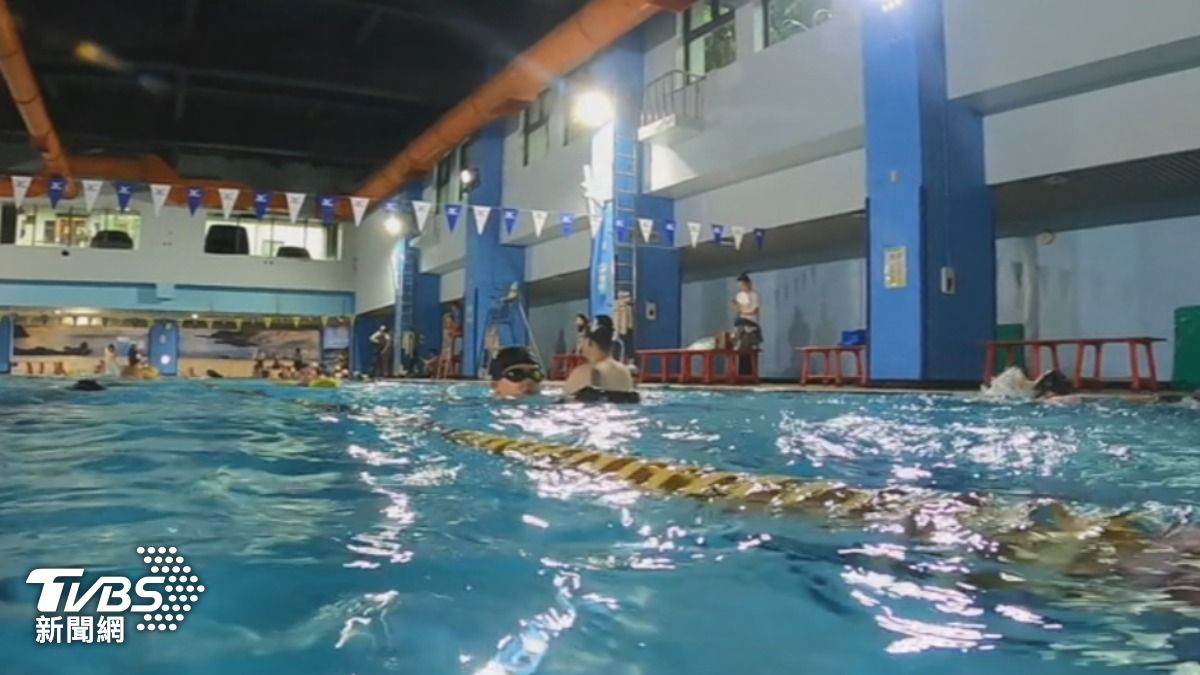 除了防止溺水、緊急救助,泳池維護也是救生員的例行工作。然而一天至少8小時的工時,月薪行情卻不到4萬元。(圖/TVBS)