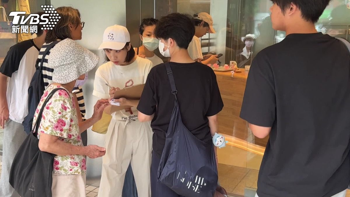 甜甜圈店引發「排隊之亂」等爭議，現在改發號碼牌。（圖／TVBS）