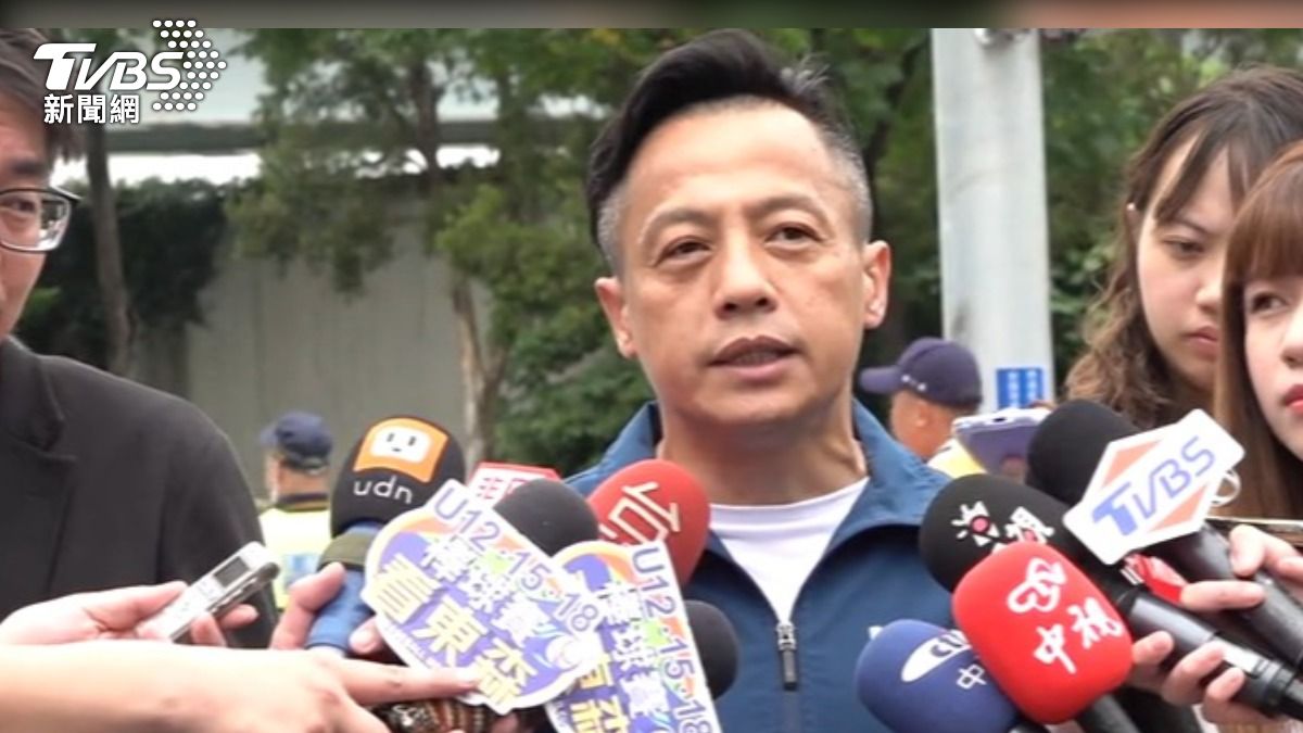 台北市議員李明賢認為,交通局預估可舒緩行進時間10分鐘太過樂觀。(圖/TVBS)