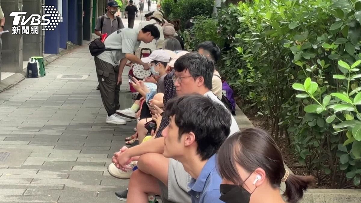 排隊民眾直言，8日排隊人潮明顯變少了，上午將近10點還是有機會拿到號碼牌。（圖／TVBS）