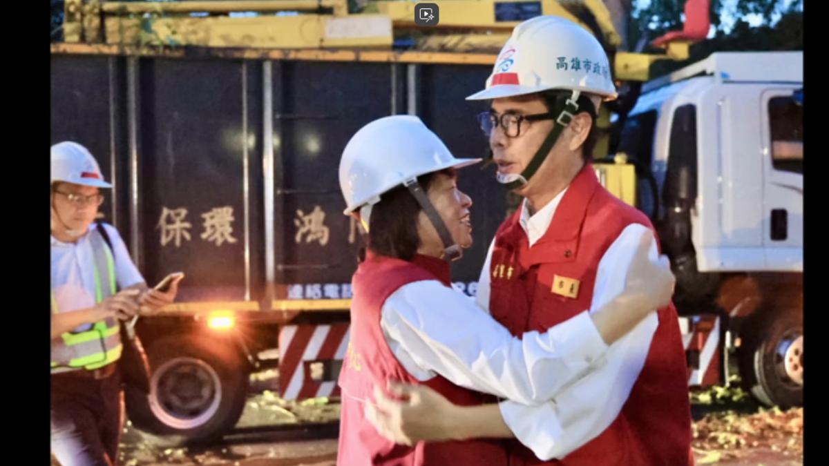 高雄市長陳其邁親赴嘉義災區,嘉義市長黃敏惠給予大擁抱。(圖/高雄市府)
