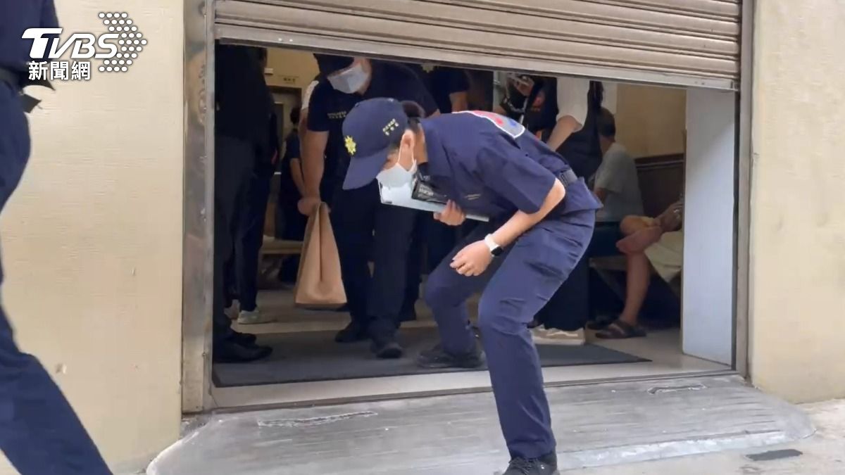 檢警今日上午相驗2名死者遺體。（圖／TVBS）