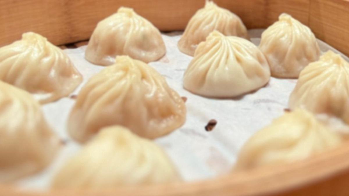 楊艾倫指出，小籠包製工非常精細，每顆摺痕必須準確達18摺，再加上完美比例的內餡和湯汁。（圖／翻攝自 X@tripyuki1211）
