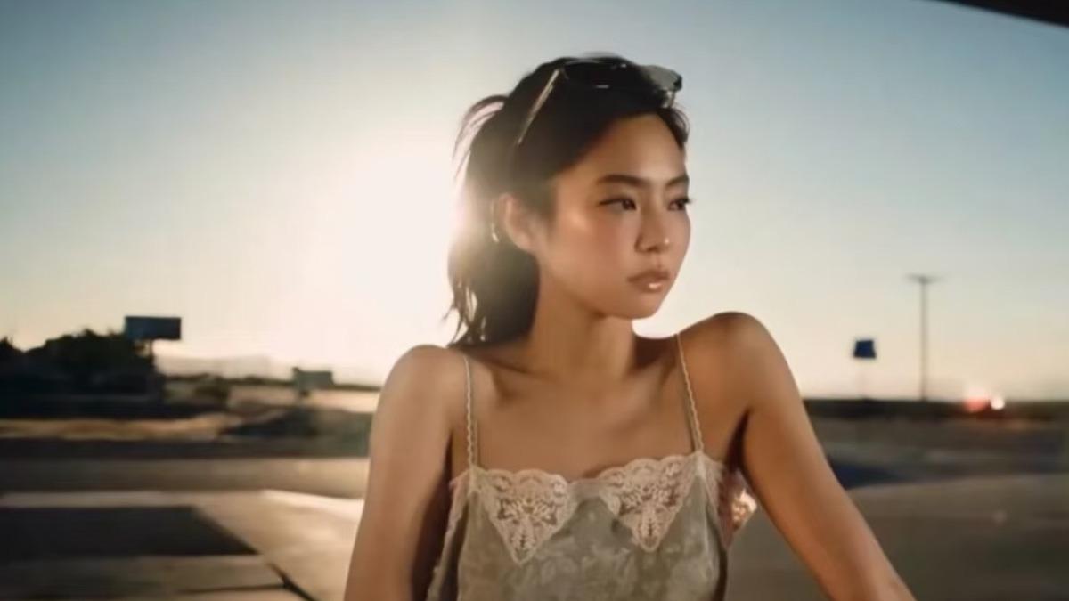 Jennie就穿著Chloé 2025 早秋系列的綠色細肩蕾絲背心。(圖/翻攝自小紅書)