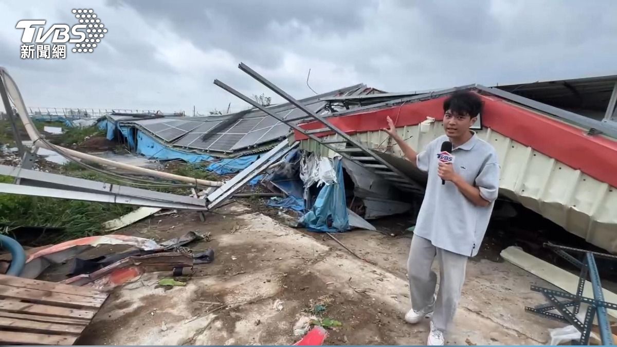 鴨舍嚴重損毀,太陽能板散落一地。(圖/TVBS)