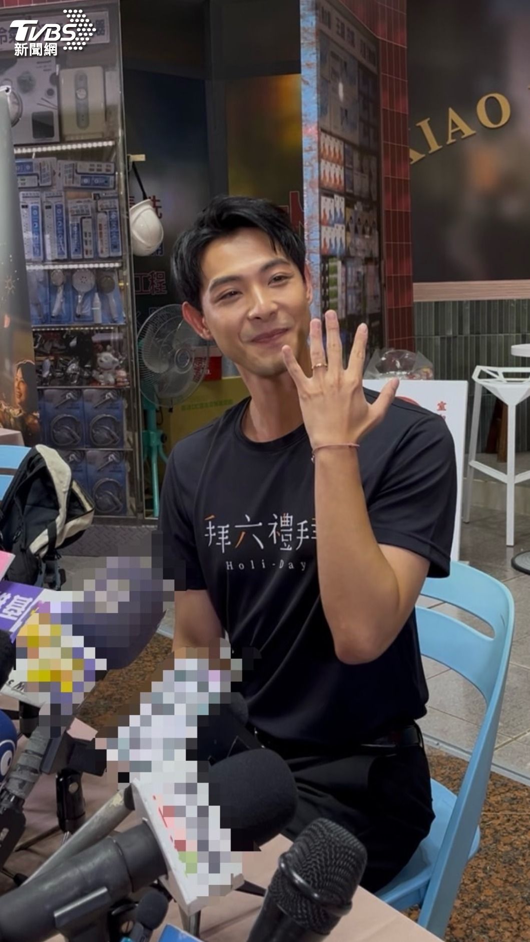 連晨翔秀婚戒。（圖／羅凌筠攝）