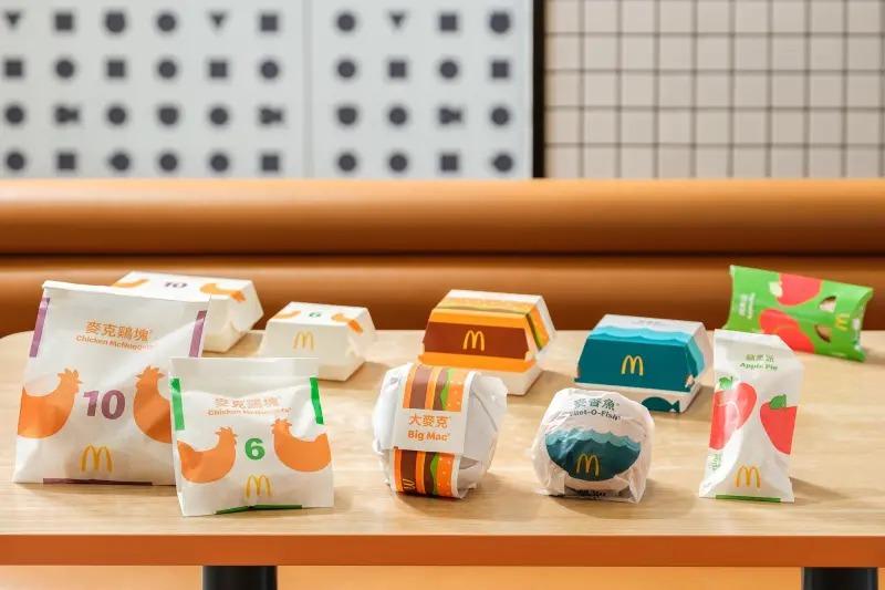 從今年7月開始,麥當勞包括大麥克、麥香魚、麥克雞塊和蘋果派等經典品項,將不再使用紙盒包裝,改以包裝紙或紙袋取代。(圖/麥當勞提供)
