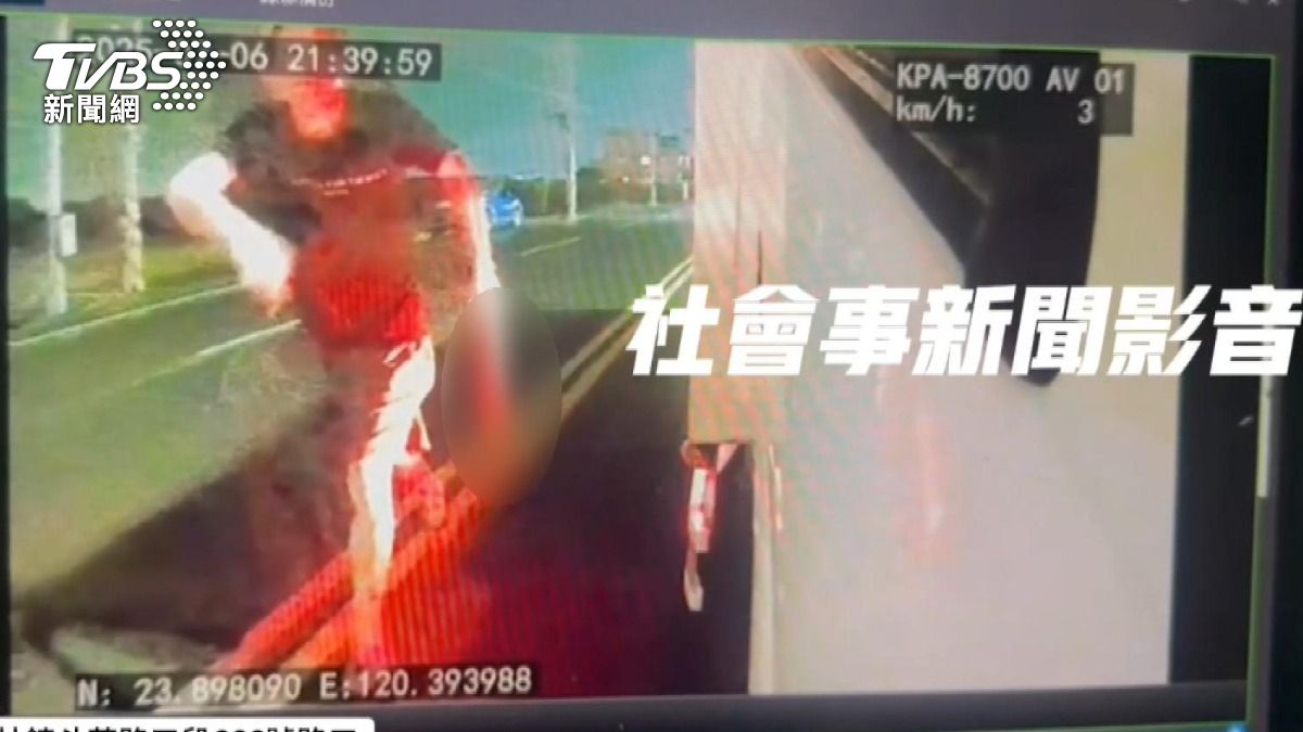 變換車道釀糾紛,黑車男持刀攔路嗆聲。(圖/翻攝社會事新聞影音)
