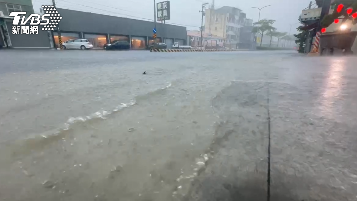 彰化暴雨後大淹水。(圖/TVBS)