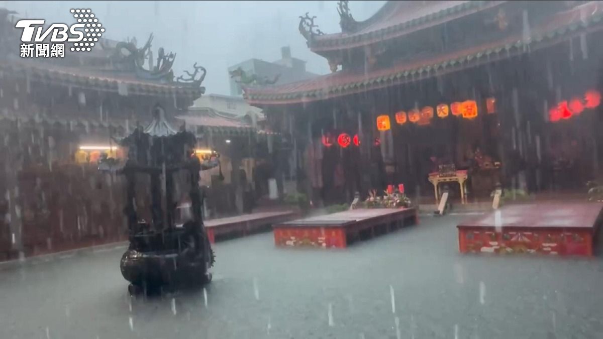 天后宮廟淹成小水池。(圖/TVBS)