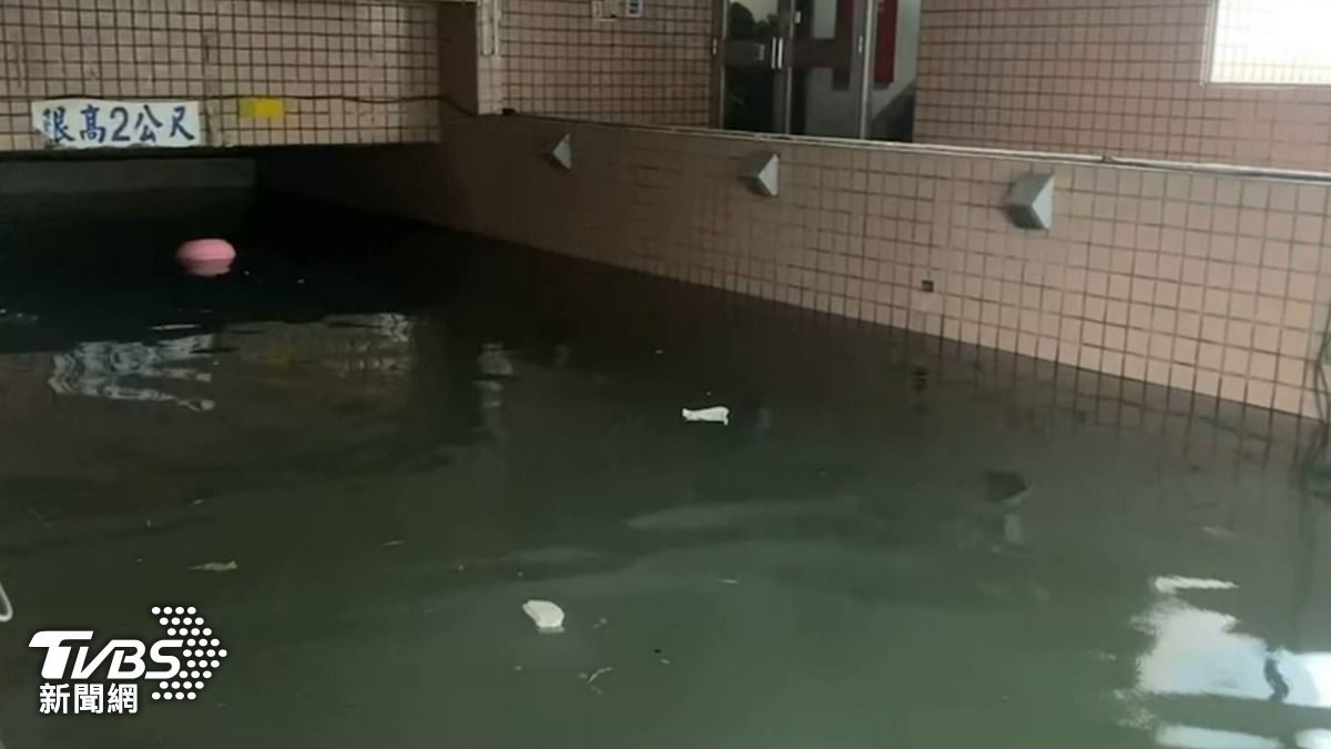 豪雨襲彰化「地下室變水庫」!鹿港停車場遭滅頂 慘烈畫面曝