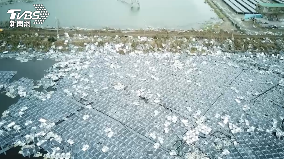 數百片光電板被吹掀。（圖／Iven提供）