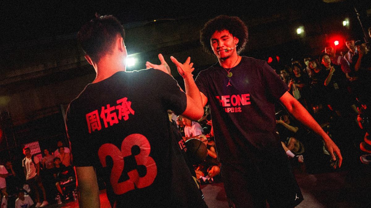 台美混血兄弟賀丹、賀博參加Jordan Brand一對一籃球錦標賽「THE ONE」台北站活動。(圖/主辦單位提供)