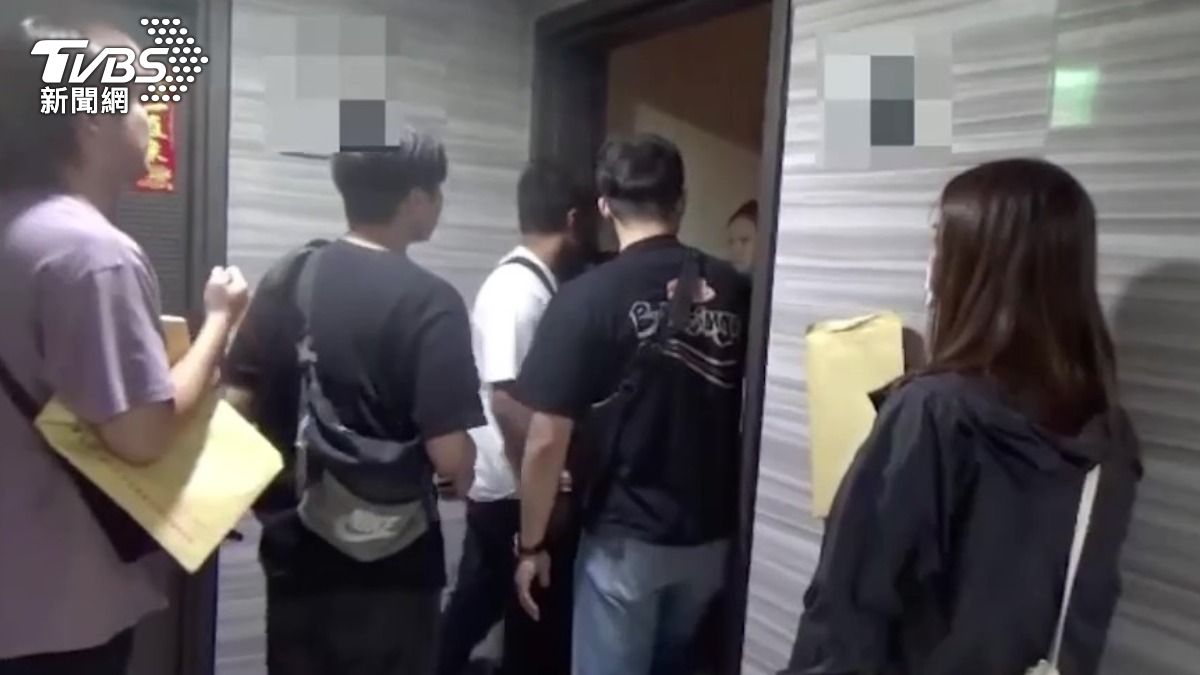 警方上門逮捕詐團情侶檔。（圖／TVBS）