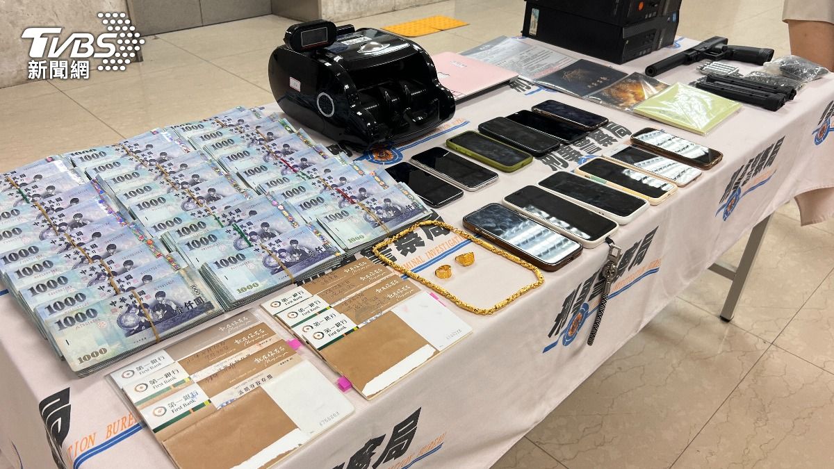 警方查扣現金、金飾、槍枝等證物。（圖／TVBS）