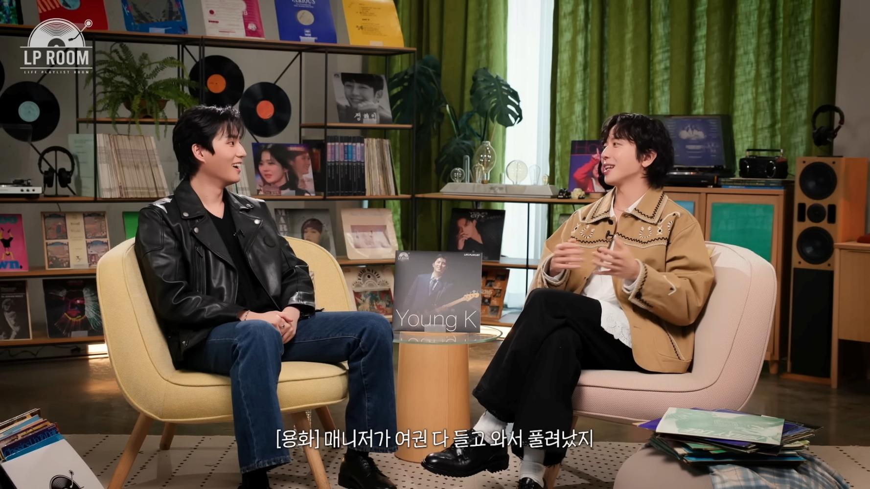 鄭容和跟Young K(左)分享當年在日本街頭演出的趣事。(圖/翻攝自정용화의 엘피룸 LP Room YouTube)
