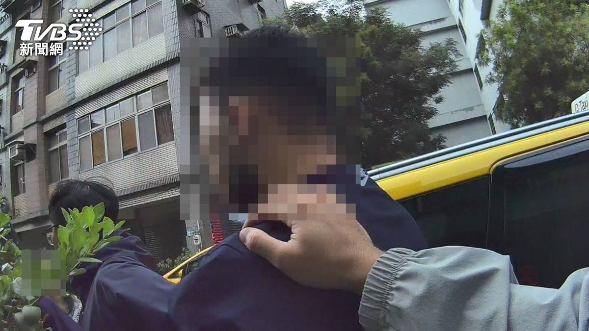 男子佯裝幣商，實際卻是詐團車手。（圖／TVBS）