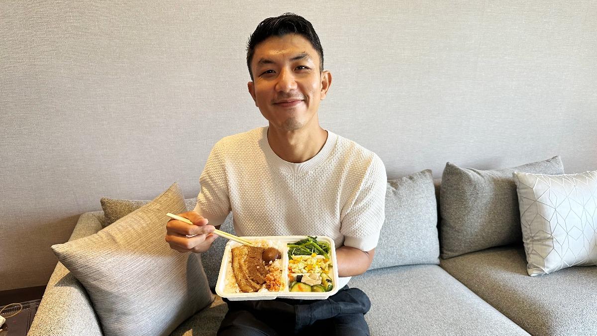 《白衣蒼狗》泰國影帝萬洛隆甘迦享用焢肉便當。（圖／牽猴子提供）