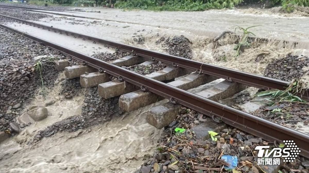 暴雨轟炸雲彰!台鐵二水=林內雙線不通 公路接駁救急