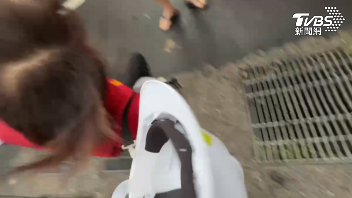 有片／嘉義市長黃敏惠慘摔倒地！慰問災民「踩排水蓋」滑倒