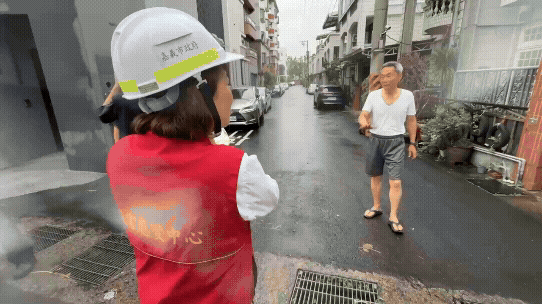 嘉義市長黃敏惠踩到排水蓋慘摔。(圖/TVBS)