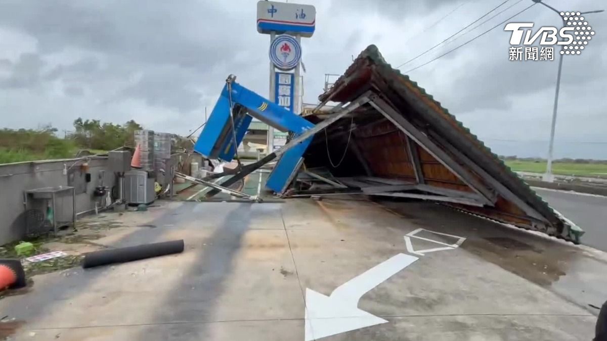 加油站遭颱風「吹毀」。(圖/TVBS)