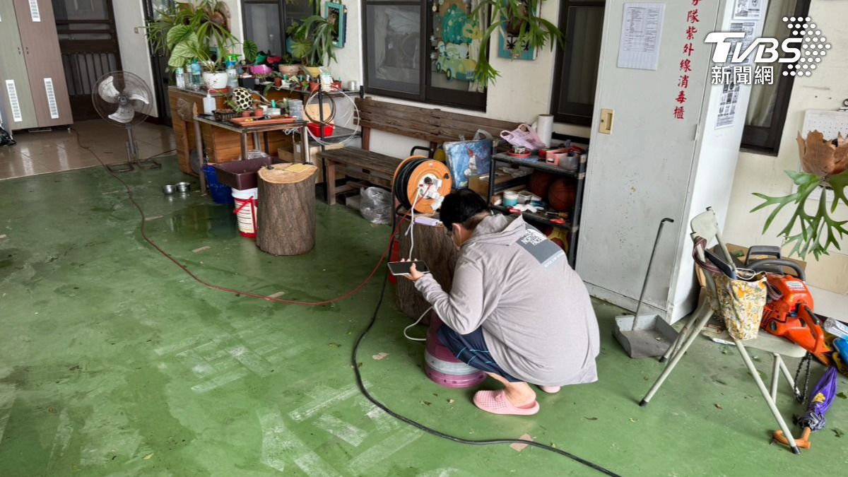 台南市消防局開放市民充電。(圖/TVBS)